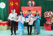Lãnh đạo huyện Phú Bình chúc mừng 2 đảng viên mới là học sinh Dương Huy Hoàng, lớp 12A2 và Ngô Thị Thanh Vân, lớp 12A1 thuộc Đảng bộ Trường trung học phổ thông Điềm Thụy, huyện Phú Bình được kết nạp Đảng. (Ảnh: thptdiemthuy.thainguyen.edu.vn)