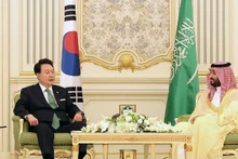Tổng thống Hàn Quốc Yoon Suk Yeol và Hoàng thái tử, Thủ tướng Saudi Arabia Mohammed bin Salman. (Ảnh: Yonhap/qdnd.vn)