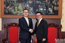 Tổng Biên tập Lê Quốc Minh tiếp Đại sứ Hàn Quốc Choi Young Sam tới thăm và làm việc tại Báo Nhân Dân. (Ảnh: TRẦN HẢI) 