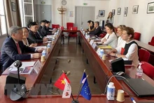 Đoàn đại biểu Tòa án Nhân dân Tối cao trao đổi kinh nghiệm với Trường đào tạo thẩm phán quốc gia Pháp. (Ảnh: Nguyễn Thu Hà/TTXVN)