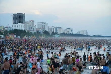 Các bãi biển ở Bắc Trung Bộ thường xuyên quá tải vào mùa hè, nhưng ít khách thời gian còn lại trong năm. Trong ảnh: Đông khách tắm biển tại Sầm Sơn, Thanh Hóa. (Ảnh: TTXVN)