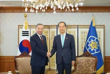 Bộ trưởng Tô Lâm và Thủ tướng Han Duck Soo. (Ảnh: bocongan.gov.vn)
