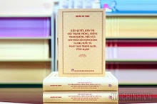 Cuốn sách “Kiên quyết, kiên trì đấu tranh phòng, chống tham nhũng, tiêu cực, góp phần xây dựng Đảng và Nhà nước ta ngày càng trong sạch, vững mạnh” của đồng chí Tổng Bí thư Nguyễn Phú Trọng. (Ảnh: noichinh.vn)