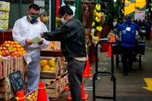  Người dân mua sắm tại một khu chợ ở thủ đô Lima của Peru. (Ảnh: Bloomberg)