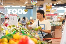 Người tiêu dùng mua sắm tại Siêu thị Winmart. (Ảnh: Bnews)
