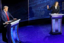 Bà Kamala Harris và ông Donald Trump tranh luận trực tiếp hôm 10/9/2024. (Ảnh REUTERS)