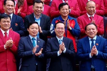 Chủ tịch nước Võ Văn Thưởng chụp ảnh cùng các vận động viên, huấn luyện viên tiêu biểu của Đoàn thể thao Việt Nam tại SEA Games 32. (Ảnh: Hồng Quân)