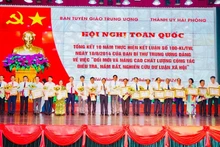 Trao Bằng khen của Ban Tuyên giáo Trung ương tặng các cá nhân có thành tích xuất sắc trong công tác điều tra, nắm bắt, nghiên cứu dư luận xã hội.