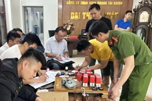 Cơ quan chức năng khám xét cơ sở dịch vụ tài chính.