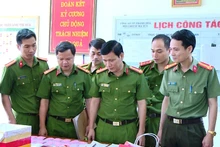 Công an Thanh Hóa xem tang vật vụ án cùng các loại ma túy mới.