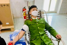 Binh nhất Nguyễn Trọng Tiến hiến máu nhân đạo. 