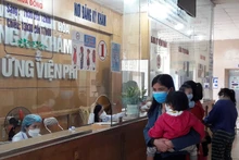 Phụ huynh đăng ký khám, chữa bệnh cho trẻ em. (Ảnh minh họa)