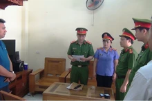 Cơ quan chức năng thi hành quyết định khởi tố, bắt giam bị can.