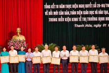 Lãnh đạo tỉnh Thanh Hóa trao tặng Bằng khen cho các tập thể có thành tích xuất sắc trong thực hiện Nghị quyết 29-NQ/TW.