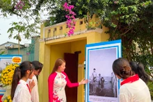 Hình ảnh Bác Hồ với người dân thôn Vinh Sơn ở Sầm Sơn.