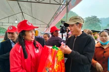 Phó Chủ tịch Trung ương Hội Chữ thập đỏ Việt Nam tặng quà Tết cho hộ có hoàn cảnh khó khăn.