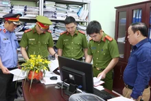 Đại diện các cơ quan chức năng xem xét các tài liệu liên quan.