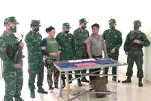 Hai đối tượng bị bắt giữ cùng ma túy tang vật.