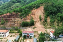 Hàng trăm khối đất đá từ núi cao trượt xuống khu vực nơi có nhiều cơ quan hành chính huyện Sơn Tây.