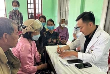 Khám sức khỏe cho người dân các địa phương ven biển Quảng Ngãi.
