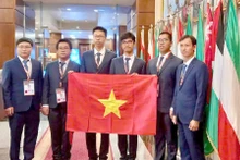 Đội tuyển quốc gia Việt Nam dự thi Olympic Tin học quốc tế (IOI) năm 2024 (từ phải sang trái ảnh): PGS, TS Đỗ Phan Thuận, Trưởng đoàn; Hoàng Xuân Bách; Phạm Công Minh; Phạm Ngọc Trung; Nguyễn Hữu Tuấn; TS Đỗ Đức Đông, Phó Trưởng đoàn.