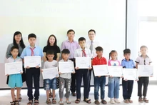 Trao học bổng Chương trình Học bổng Vòng tay nhân ái năm 2024 cho con em các nạn nhân tai nạn giao thông tỉnh Thừa Thiên Huế.