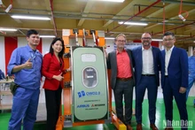 Các lãnh đạo, chuyên gia của Aibus bên sản phẩm cửa thoát hiểm máy bay A321neo.