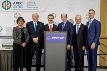 Tiến sĩ Rebecca Fatima Sta Maria, Giám đốc Điều hành, Ban Thư ký APEC; ông Kevin Rudd, Đại sứ Australia tại Hoa Kỳ; ông Ramin Toloui, Bộ Ngoại giao Hoa Kỳ; ông Chris Raymond, Giám đốc Bền vững của Boeing; Tiến sĩ Brendan Nelson, Chủ tịch Boeing Toàn cầu; và ông Brian Yutko, Tổng Giám đốc Công ty hàng không Wisk tại Hội nghị thượng đỉnh APEC 2023 nhằm công bố sáng kiến xúc tiến phát triển nhiên liệu hàng không bền vững trong các nền kinh tế APEC.