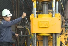 Vận hành thiết bị khoan máy địa chất thi công lỗ khoan HR231.