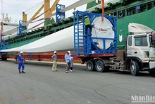 Xe vận chuyển hàng siêu trường, siêu trọng phải phù hợp và đáp ứng vận chuyển loại hàng, kích thước, khối lượng của hàng và phải có giấy phép lưu hành xe do cơ quan quản lý đường bộ có thẩm quyền cấp.
