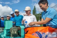 Đại diện lãnh đạo tỉnh Bà Rịa-Vũng Tàu, huyện Côn Đảo, Hãng hàng không quốc gia và người dân trải nghiệm tái chế rác nhựa tại ngày hội.