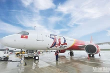 Tàu bay A321 thế hệ mới mang hình ảnh biểu tượng kỷ niệm 50 năm thiết lập quan hệ ngoại giao Việt Nam-Pháp đã được Tập đoàn Airbus bàn giao cho hãng hàng không Vietjet tại sân bay Orly (Paris).