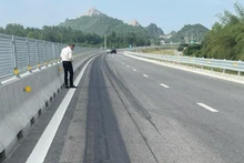 Đoạn đường nghi bị đổ hóa chất phá hoại.