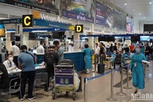 Hành khách làm thủ tục chuyến bay tại Cảng Hàng không quốc tế Nội Bài.