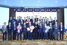 Đại diện lãnh đạo tỉnh Cao Bằng trao quyết định phê duyệt kết quả lựa chọn nhà đầu tư dự án cao tốc Đồng Đăng-Trà Lĩnh.