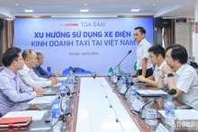 Các đại biểu tham dự tọa đàm Xu hướng sử dụng xe điện kinh doanh taxi tại Việt Nam.
