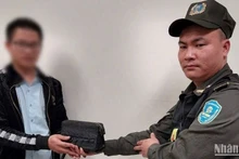Nhân viên an ninh hàng không Nội Bài trao trả chiếc ví trị giá 120 triệu đồng cho hành khách bỏ quên.