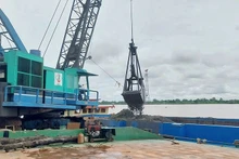 Khai thác cát phục vụ thi công đường cao tốc Cần Thơ-Cà Mau.