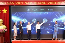 Các đại biểu nhấn nút khởi động Dự án “Vì một hành tinh xanh và Giáo dục AI- Kiến tạo tương lai”.