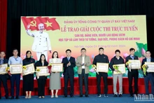 Trao phần thưởng cho các đơn vị, cá nhân xuất sắc đoạt giải cuộc thi.