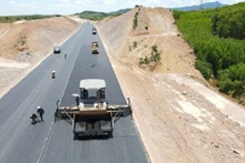 Thảm những mét bê-tông nhựa cuối cùng ở dự án đường cao tốc đoạn Bùng-Vạn Ninh thông xe, trước khi đưa vào khai thác tuyến chính dịp 30/4.