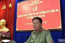 Đại tá Phạm Thành Sỹ, Giám đốc Công an tỉnh Cà Mau công bố Quyết định của Bộ trưởng Công an bổ nhiệm Thượng tá Lê Tấn Vinh đảm nhận chức Phó Giám đốc Công an tỉnh Cà Mau.