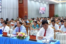 Đảng viên tại đầu cầu tỉnh Cà Mau tham gia học tập chuyên đề làm theo gương Bác năm 2025.