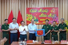 Lãnh đạo Tỉnh ủy Cà Mau tặng quà mừng Tết cán bộ, chiến sĩ Bộ Chỉ huy Bộ đội Biên phòng Cà Mau.