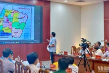Chủ tịch Ủy ban nhân dân tỉnh Cà Mau Phạm Thành Ngại trình bày Đề án sắp xếp đơn vị hành chính cấp xã năm 2025. 