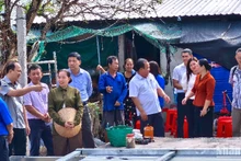 Bí thư Tỉnh ủy Cà Mau Nguyễn Hồ Hải (chỉ tay) kiểm tra tiến độ xóa nhà tạm, nhà dột nát vào sáng 26/3.