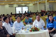 Đại diện lãnh đạo và nhiều đơn vị chức năng tỉnh Cà Mau cùng vui “Tết sum vầy - Xuân ơn Đảng” với công nhân lao động. 