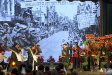 Văn nghệ chào mừng buổi họp mặt. 