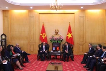Đồng chí Nguyễn Xuân Thắng, Ủy viên Bộ Chính trị, Giám đốc Học viện Chính trị quốc gia Hồ Chí Minh, Chủ tịch Hội đồng Lý luận Trung ương tiếp và làm việc với ngài Đại sứ Đặc mệnh toàn quyền Cộng hòa Cuba tại Việt Nam Rogelio Polanco Fuentes.