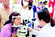 Người dân có hoàn cảnh khó khăn ở huyện Tân Hồng được khám bệnh, phát thuốc miễn phí nhân “Tháng Nhân đạo”.